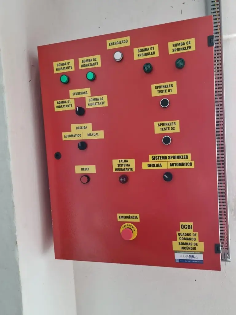 Instalação de painéis de comando