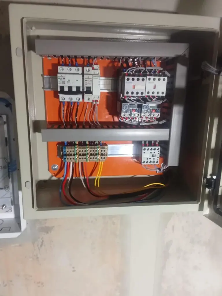 Instalação e interligação de boias elétricas da cisterna e da caixa d’água ao painel de comando, para o controle automático do abastecimento